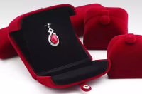 529 L'application du film de flocage PS noir dans les emballages haut de gamme de cadeaux et de cosmétiques