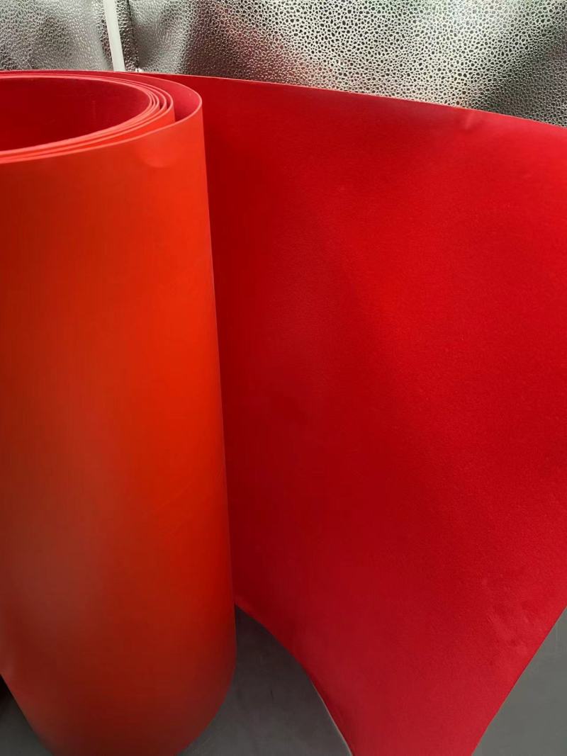 529 L'application du film de flocage PS noir dans les emballages haut de gamme de cadeaux et de cosmétiques