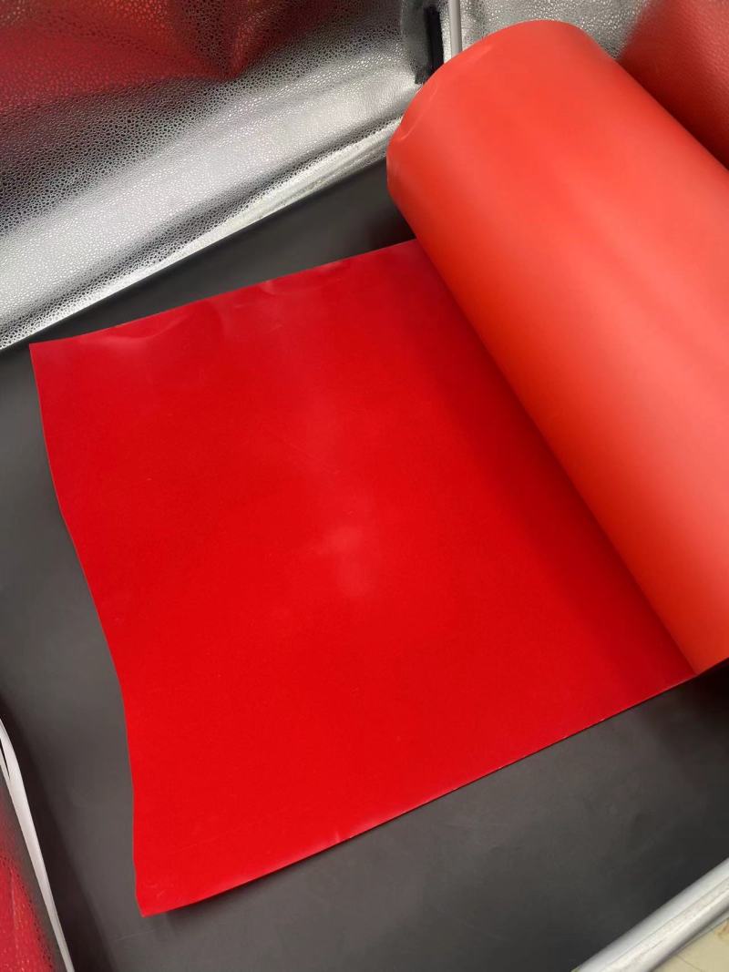 529 L'application du film de flocage PS noir dans les emballages haut de gamme de cadeaux et de cosmétiques