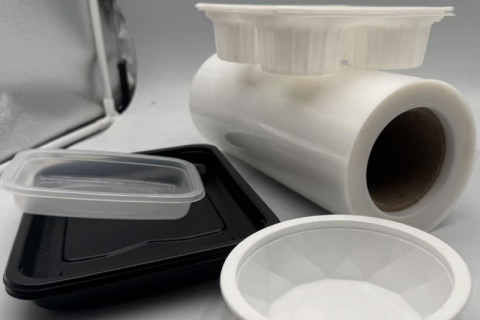 Film PP blanc et noir pour barquettes alimentaires sous blister, assiettes à viande