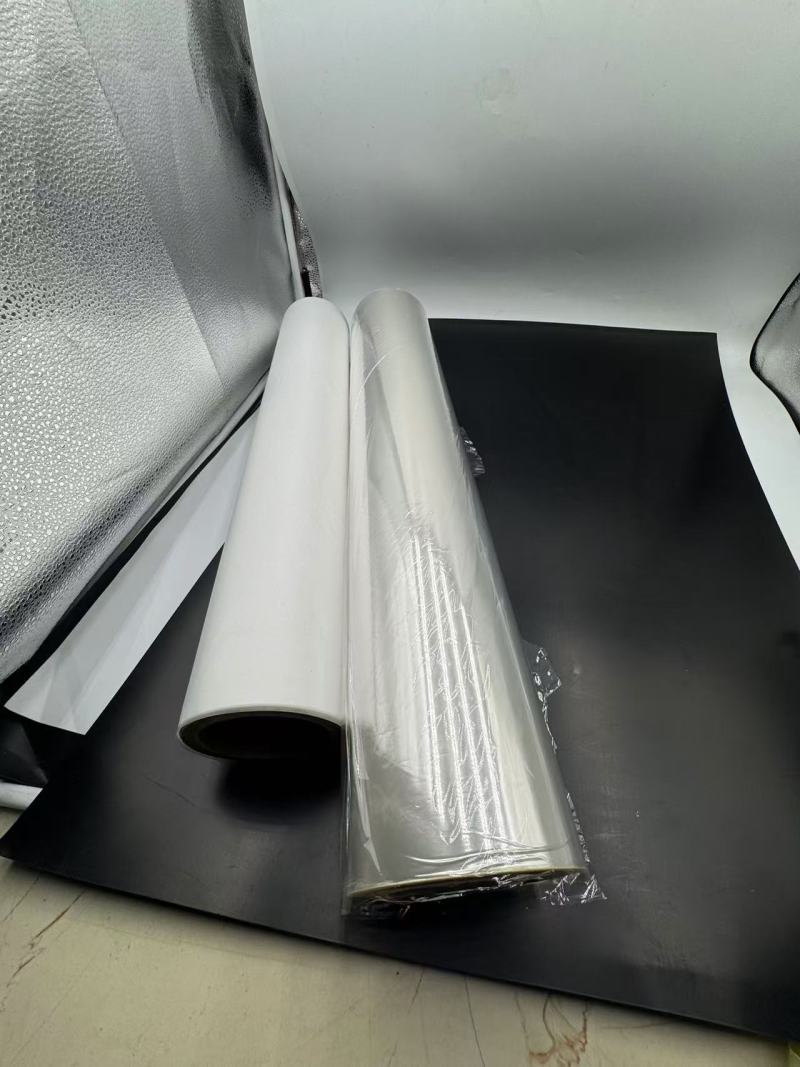 La aplicación de película BOPP transparente, película mate y película blanca perlada en varios