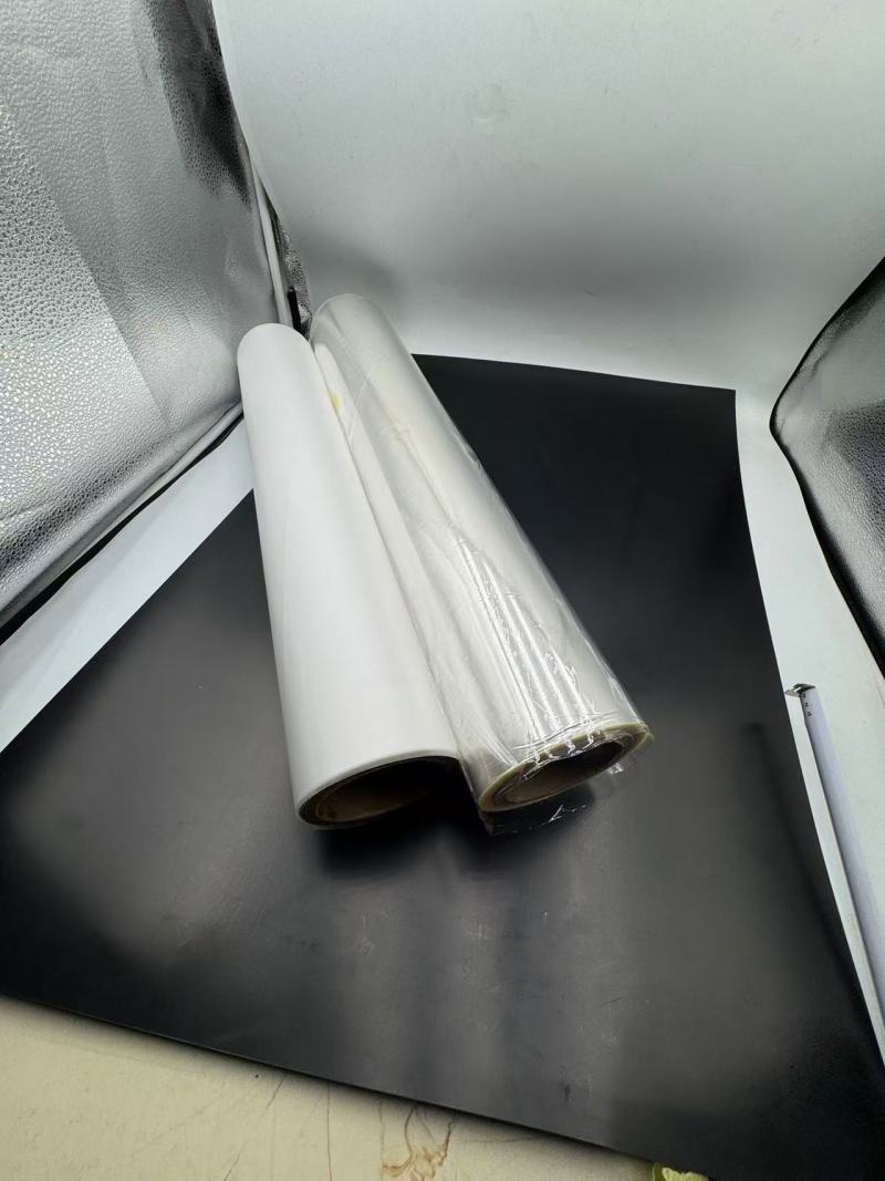 La aplicación de película BOPP transparente, película mate y película blanca perlada en varios