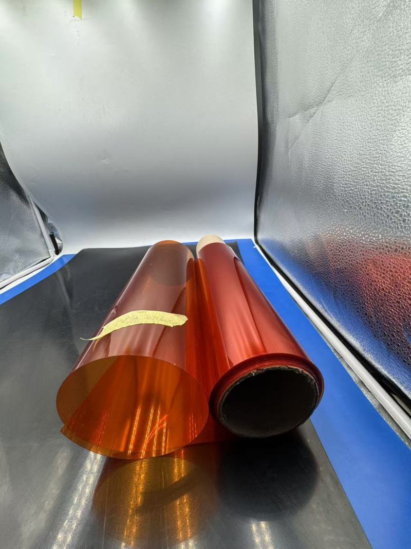 Applications des films PVC/PE : emballages blisters orange-rouges et matériaux d'isolation des batteries