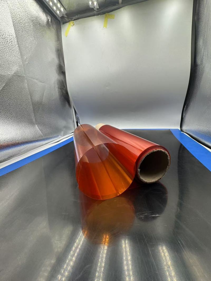 Applications des films PVC/PE : emballages blisters orange-rouges et matériaux d'isolation des batteries