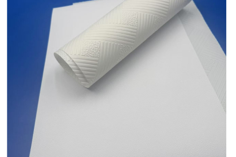 Raziskovanje vsestranskosti PVC teksturirane folije pri oblikovanju stropov