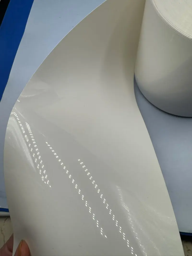 Raziskovanje lastnosti bele PVC folije in njene vloge v farmacevtski embalaži