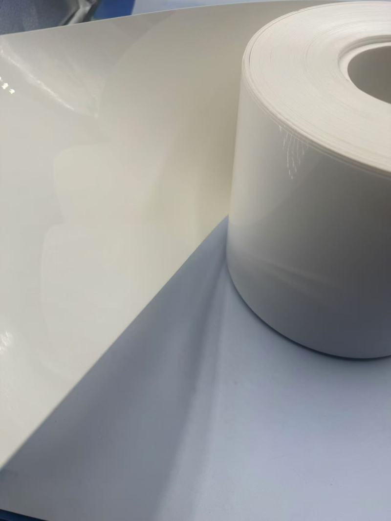 Raziskovanje lastnosti bele PVC folije in njene vloge v farmacevtski embalaži