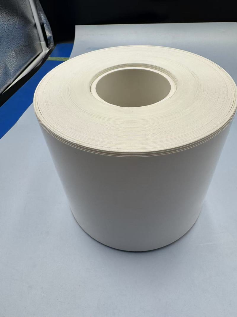 Raziskovanje lastnosti bele PVC folije in njene vloge v farmacevtski embalaži