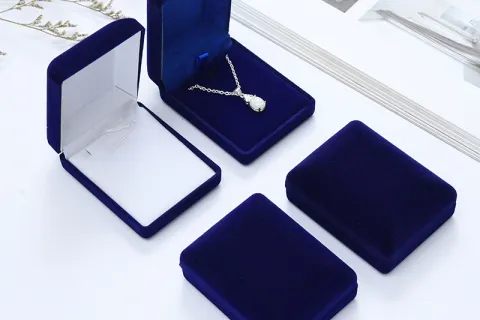 Ciri-ciri Filem Berbondong-bondong PVC Biru dan Aplikasinya dalam Barang Kemas, Wain dan Pembungkusan Kosmetik