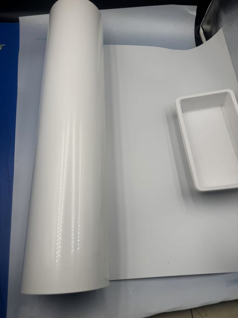 Caractéristiques et applications du film PS blanc dans les emballages thermoformés pour aliments et la vaisselle jetable