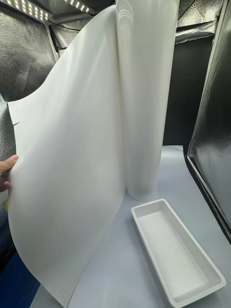 Značilnosti in uporaba belega PS filma v termoformirani embalaži za živila in posodi za enkratno uporabo
