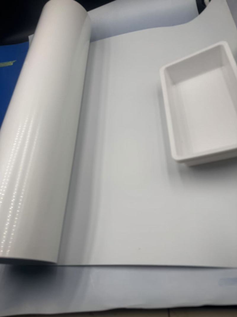 Caractéristiques et applications du film PS blanc dans les emballages thermoformés pour aliments et la vaisselle jetable