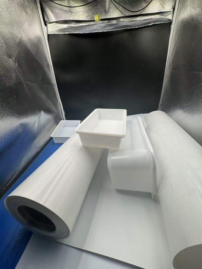 Caractéristiques et applications du film PS blanc dans les emballages thermoformés pour aliments et la vaisselle jetable