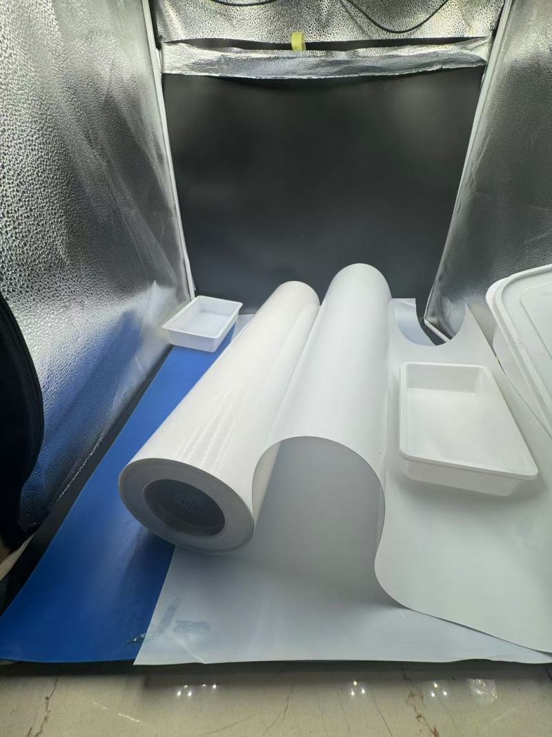 Caractéristiques et applications du film PS blanc dans les emballages thermoformés pour aliments et la vaisselle jetable