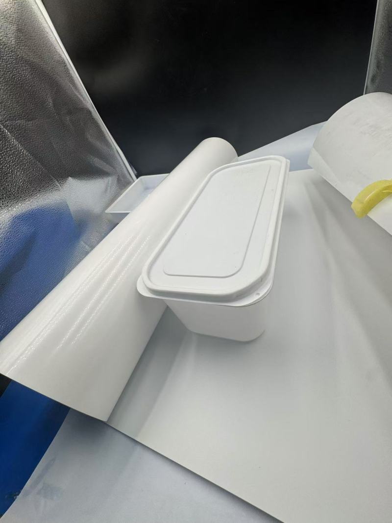 Caractéristiques et applications du film PS blanc dans les emballages thermoformés pour aliments et la vaisselle jetable