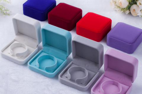 Đặc điểm và ứng dụng của màng phủ PVC màu xám trong bao bì vỉ cao cấp