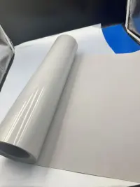 Lastnosti in uporaba sive PVC žametne* folije v pretisnih omotih za kozmetiko, očala in nakit
