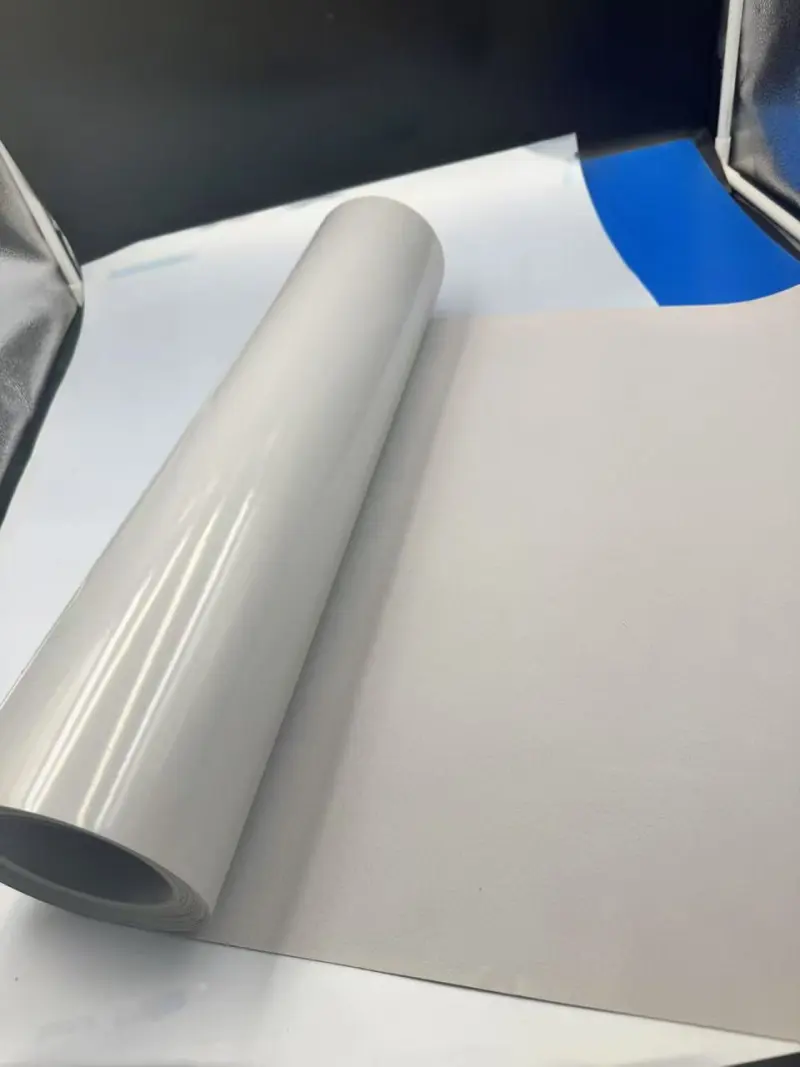 Lastnosti in uporaba sive PVC žametne* folije v pretisnih omotih za kozmetiko, očala in nakit
