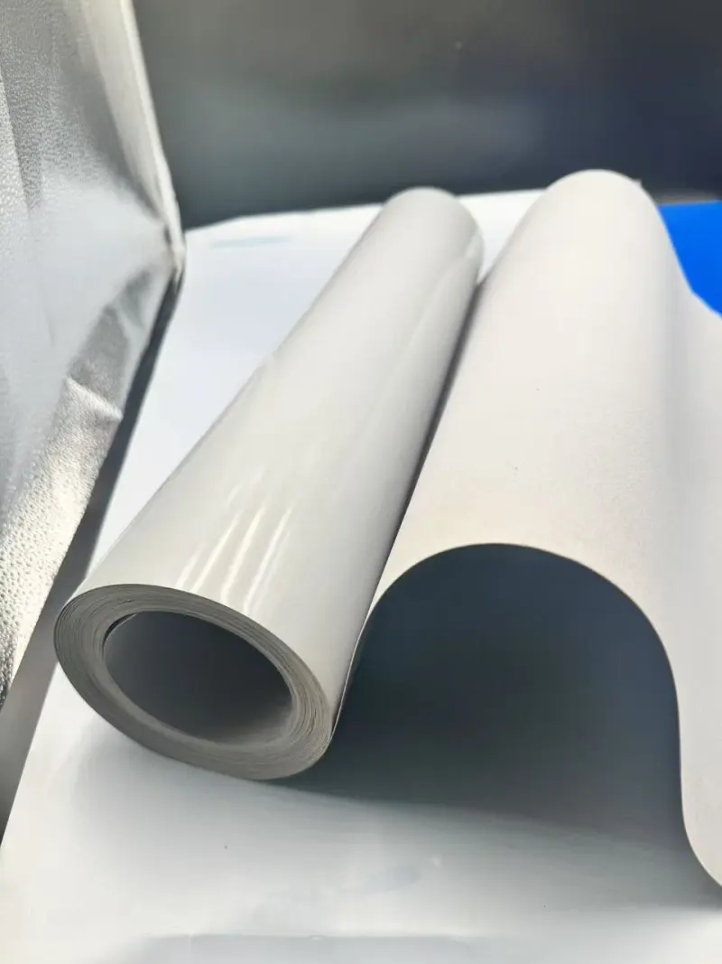 Lastnosti in uporaba sive PVC žametne* folije v pretisnih omotih za kozmetiko, očala in nakit