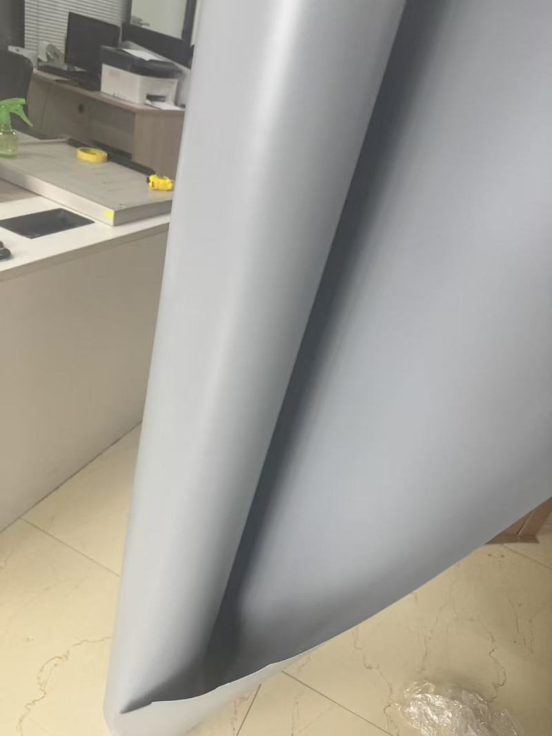 ฟิล์ม พีวีซี สีเทา: ทางเลือกที่ทนทานและหลากหลายสำหรับอุตสาหกรรมยุคใหม่