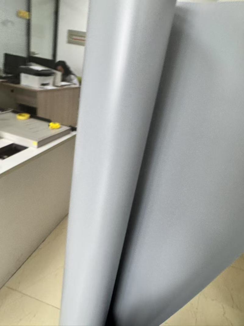 ฟิล์ม พีวีซี สีเทา: ทางเลือกที่ทนทานและหลากหลายสำหรับอุตสาหกรรมยุคใหม่