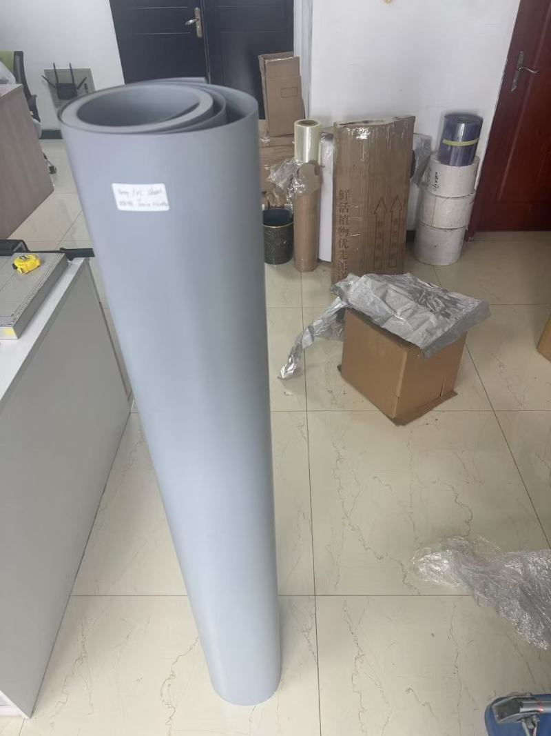 ฟิล์ม พีวีซี สีเทา: ทางเลือกที่ทนทานและหลากหลายสำหรับอุตสาหกรรมยุคใหม่