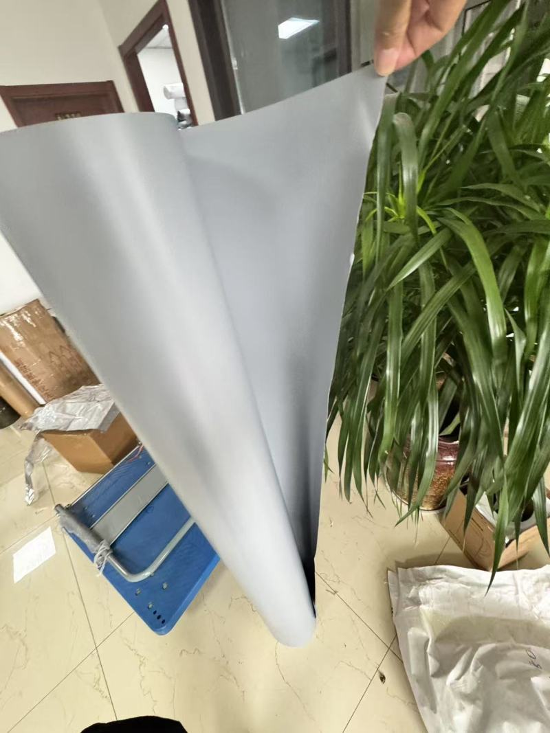 ฟิล์ม พีวีซี สีเทา: ทางเลือกที่ทนทานและหลากหลายสำหรับอุตสาหกรรมยุคใหม่