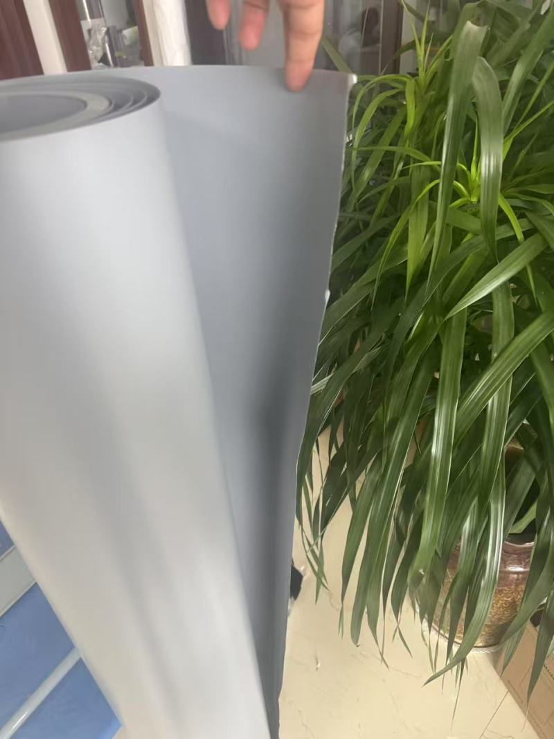 ฟิล์ม พีวีซี สีเทา: ทางเลือกที่ทนทานและหลากหลายสำหรับอุตสาหกรรมยุคใหม่