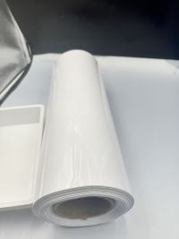 A fehér PET-fólia jellemzői és alkalmazásai az asztali edények buborékcsomagolásában és reklámnyomtatásban