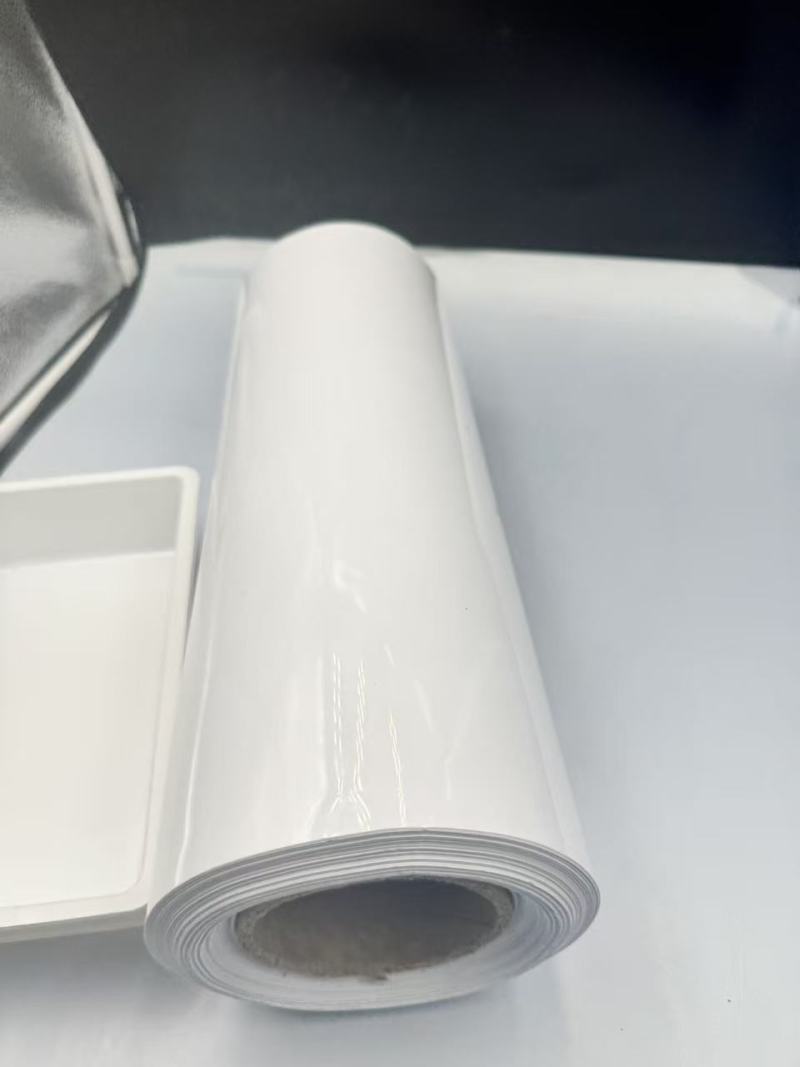 A fehér PET-fólia jellemzői és alkalmazásai az asztali edények buborékcsomagolásában és reklámnyomtatásban