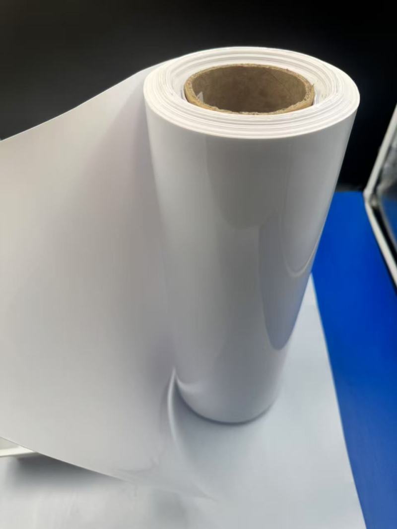 A fehér PET-fólia jellemzői és alkalmazásai az asztali edények buborékcsomagolásában és reklámnyomtatásban