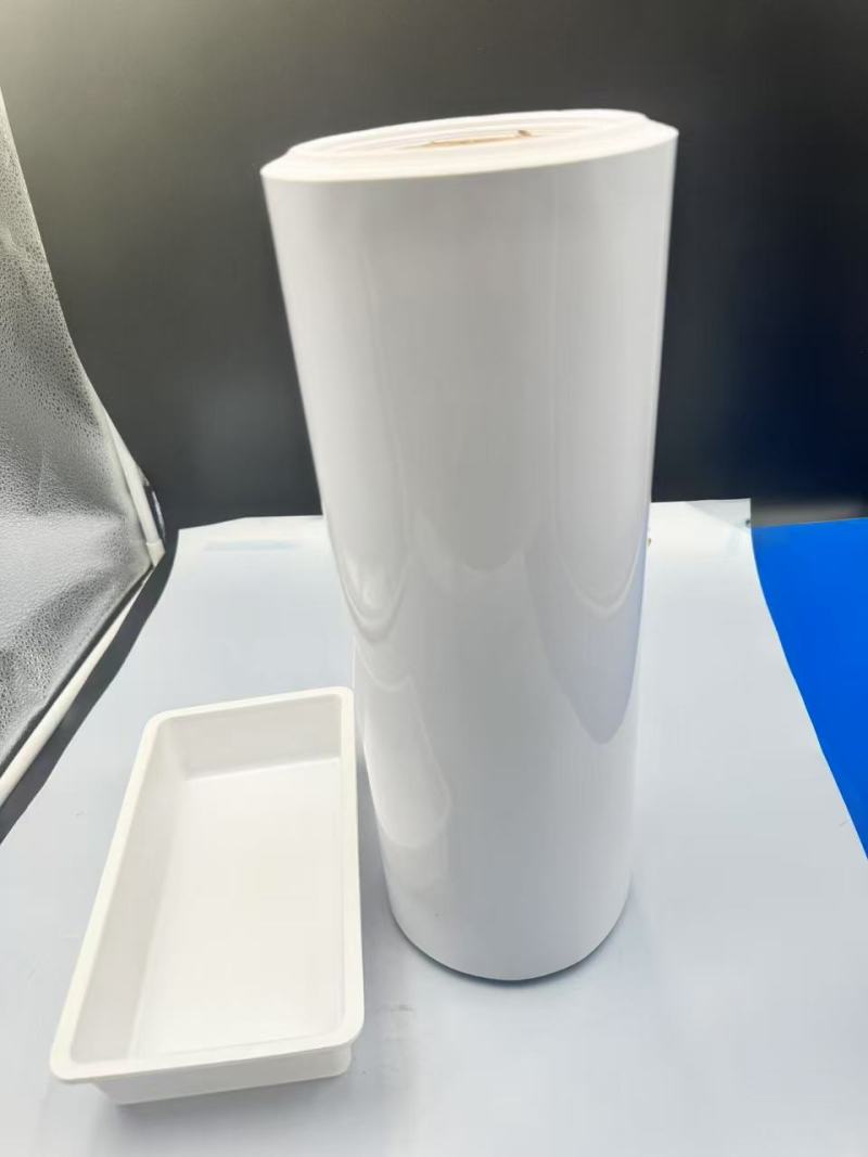 A fehér PET-fólia jellemzői és alkalmazásai az asztali edények buborékcsomagolásában és reklámnyomtatásban