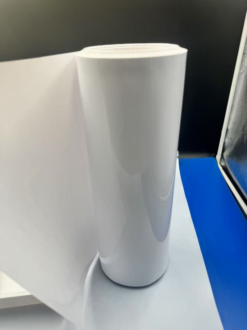 A fehér PET-fólia jellemzői és alkalmazásai az asztali edények buborékcsomagolásában és reklámnyomtatásban