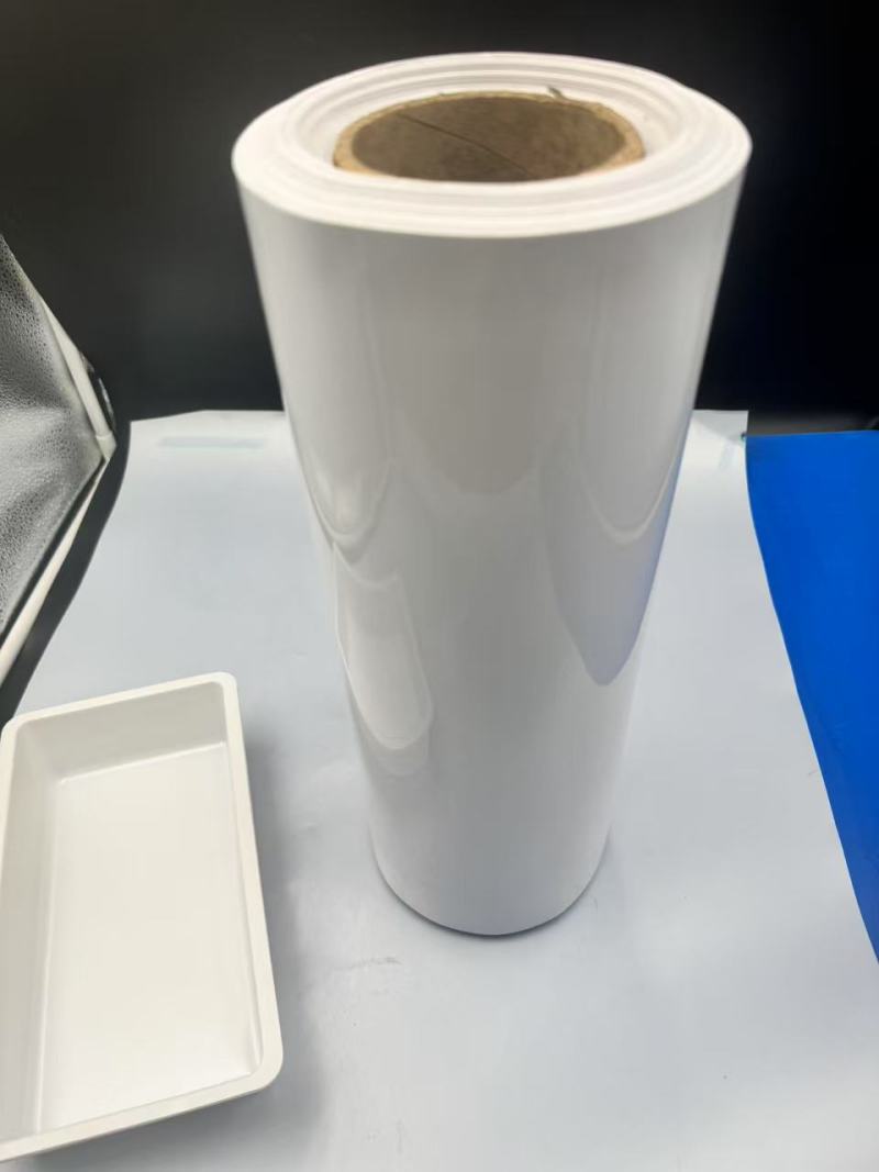 A fehér PET-fólia jellemzői és alkalmazásai az asztali edények buborékcsomagolásában és reklámnyomtatásban