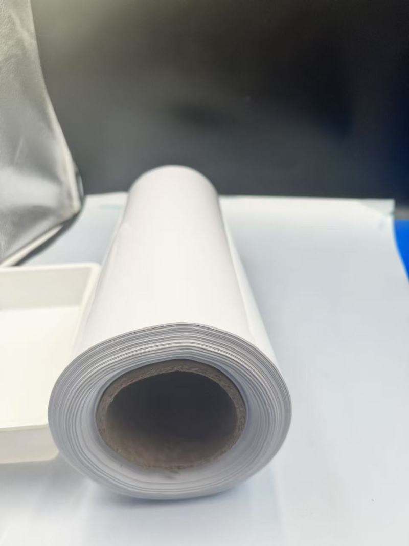 A fehér PET-fólia jellemzői és alkalmazásai az asztali edények buborékcsomagolásában és reklámnyomtatásban