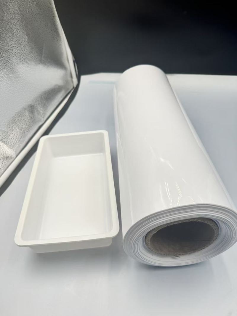 A fehér PET-fólia jellemzői és alkalmazásai az asztali edények buborékcsomagolásában és reklámnyomtatásban