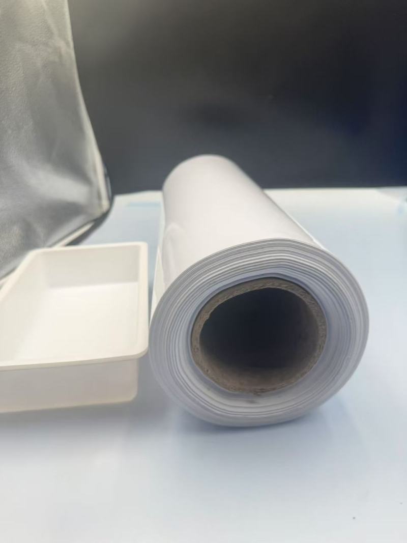 A fehér PET-fólia jellemzői és alkalmazásai az asztali edények buborékcsomagolásában és reklámnyomtatásban