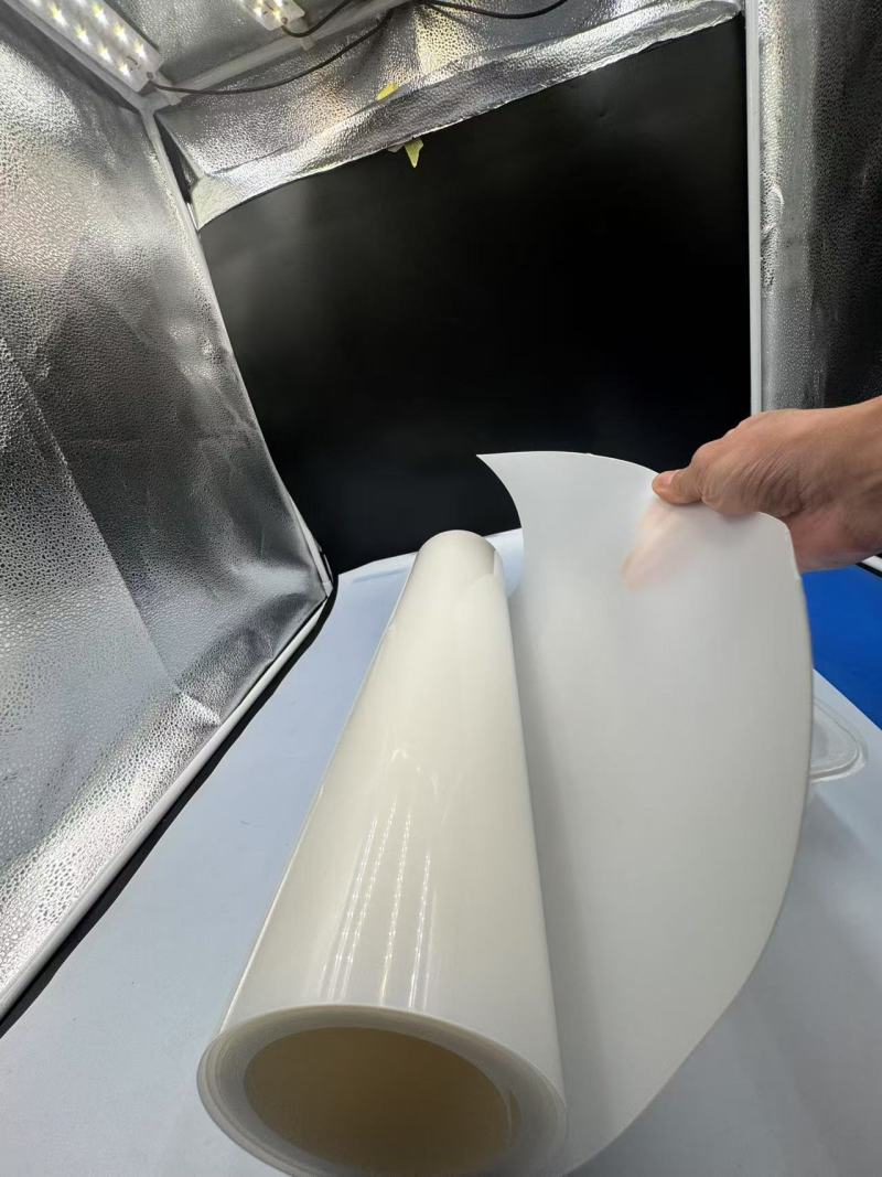 Características e aplicações do filme PP translúcido em embalagens blister de utensílios de mesa e decoração de engenharia