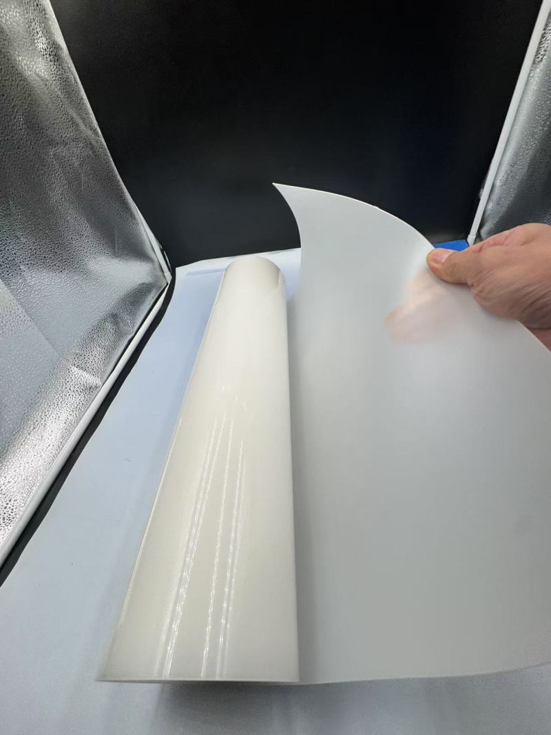 Características e aplicações do filme PP translúcido em embalagens blister de utensílios de mesa e decoração de engenharia