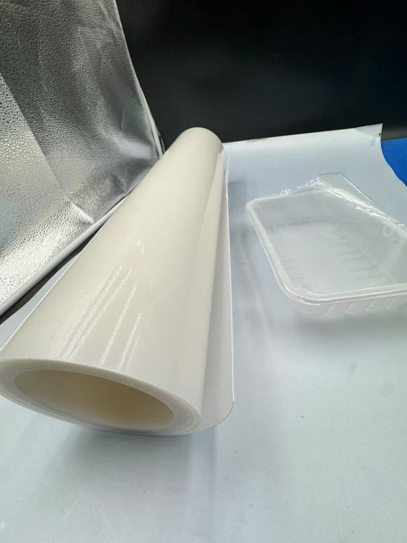 Características e aplicações do filme PP translúcido em embalagens blister de utensílios de mesa e decoração de engenharia