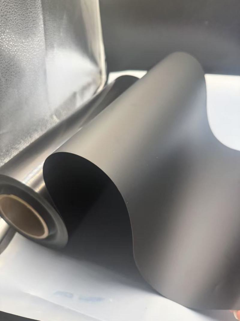 التنوع القوي لفيلم البوليسترين الأسود في أدوات المائدة والتغليف الإلكتروني