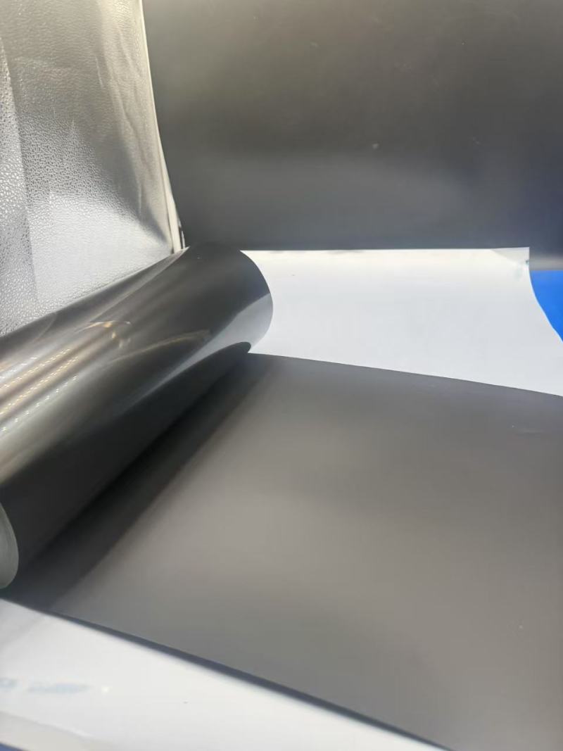 التنوع القوي لفيلم البوليسترين الأسود في أدوات المائدة والتغليف الإلكتروني