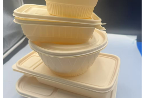 La elegancia ecológica de la vajilla degradable de PLA transparente en envases desechables