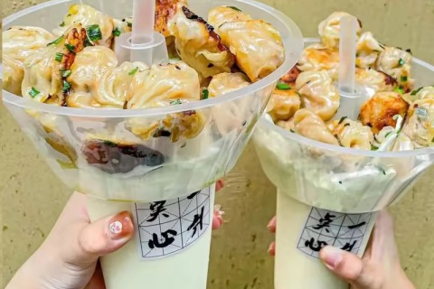La comodidad de las cajas de comida desechables de PP y los vasos para bebidas frías en las cenas de verano