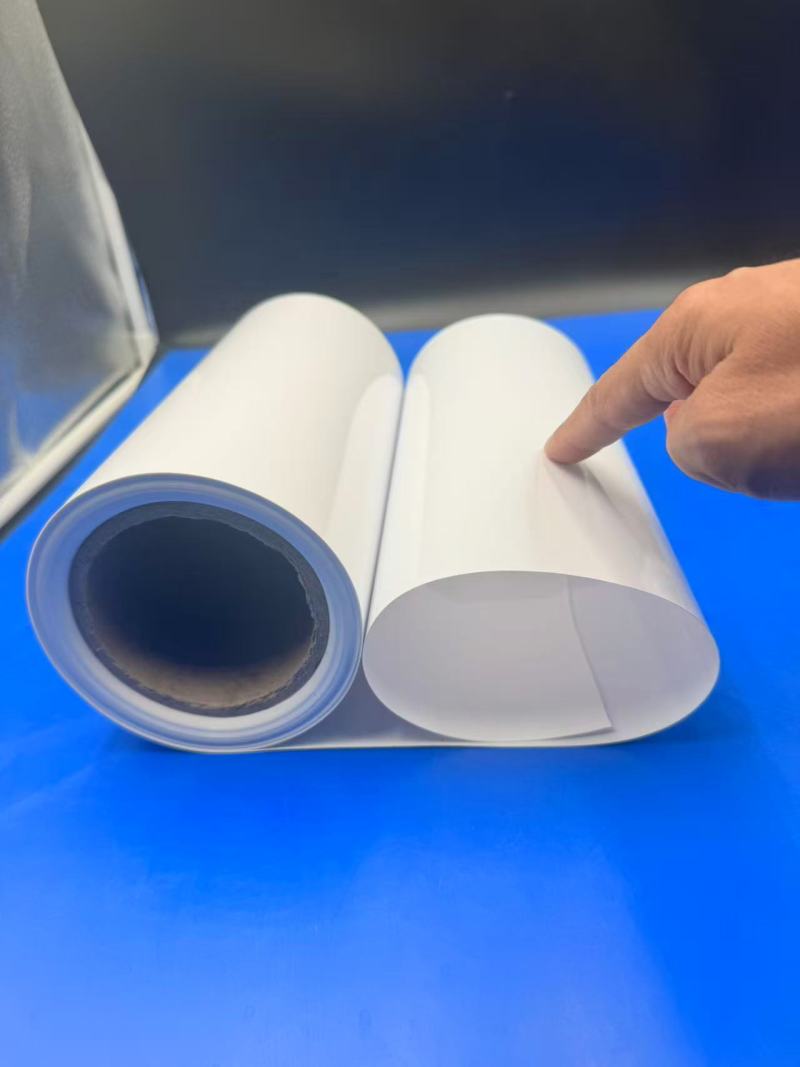 Đặc điểm và ứng dụng của màng PVC trắng trong bao bì dược phẩm và điện tử