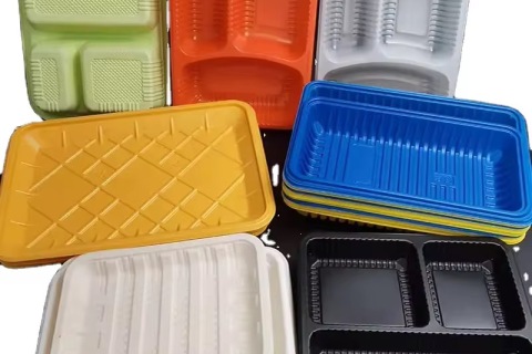 Las aplicaciones versátiles de las bandejas y cajas de plástico PET en diferentes industrias