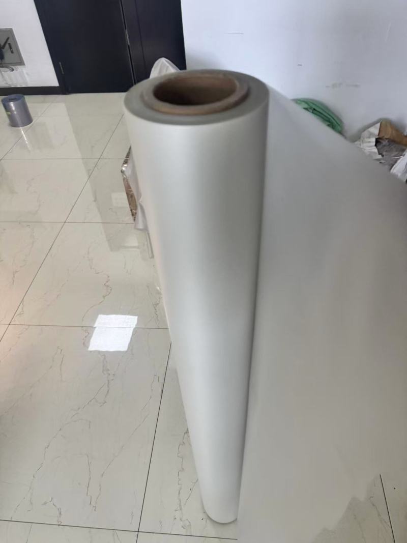 ฟิล์มชั้นสวม พีวีซี บทบาทที่หลากหลายของฟิล์มชั้นสวม พีวีซี ในการใช้งานพื้นผิวสมัยใหม่