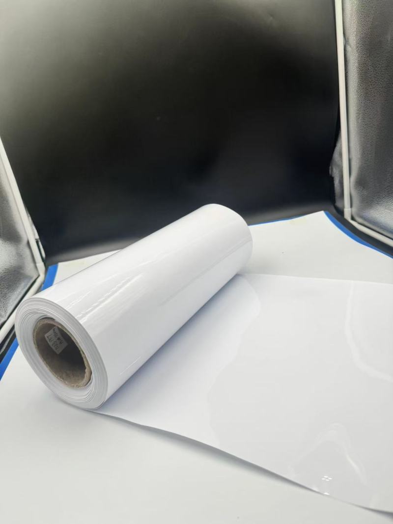 Značilnosti in uporaba bele PET folije PCR v termoformirni embalaži