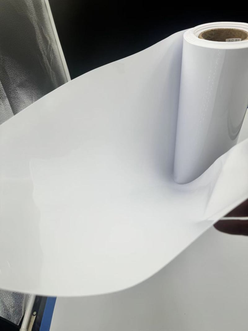 Značilnosti in uporaba bele PET folije PCR v termoformirni embalaži