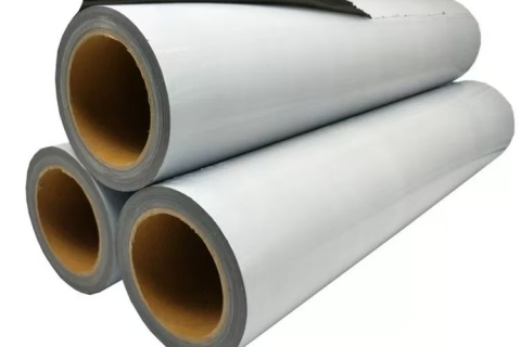 Características y aplicaciones de la película protectora autoadhesiva de PE para placas de aluminio con rotura de puente térmico y de acero grabadas con láser
